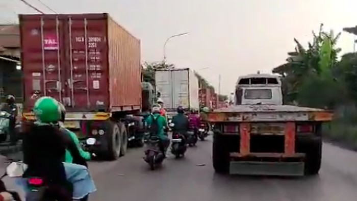 lalu-lintas-di-jalan-cakung-cilincing-kembali-padat-hari-ini-kepadatan-lalu-lintas-karena-ada-truk-kontainer-yang-mengantre-pa-1784697992854_169