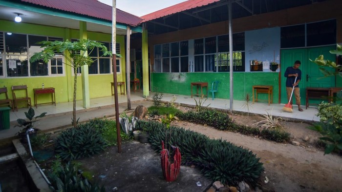 lokasi-ledakan-bom-rakitan-di-sekolah-padang-dipasangi-garis-polisi-1784038648375_169