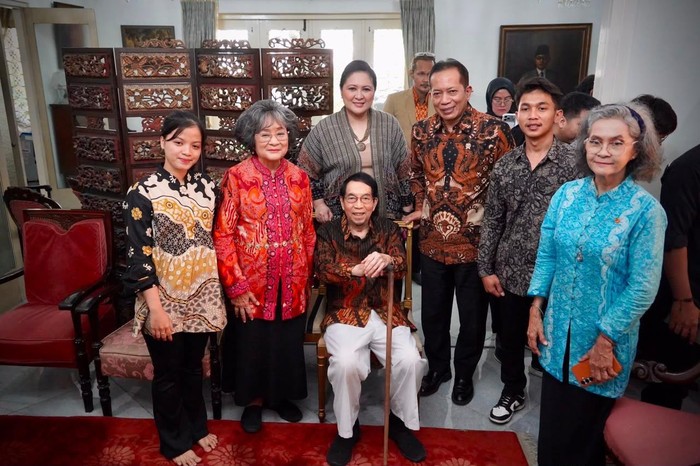 menkop-silaturahmi-ke-rumah-bung-hatta-lanjutkan-perjuangan-koperasi-1783852551851