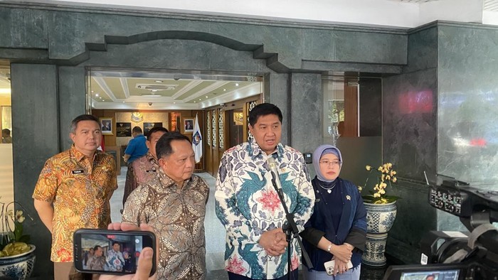 menteri-perumahan-dan-kawasan-permukiman-pkp-ri-maruarar-sirait-ara-bersama-dengan-menteri-dalam-negeri-mendagri-tito-karnavia-1783685928852_169