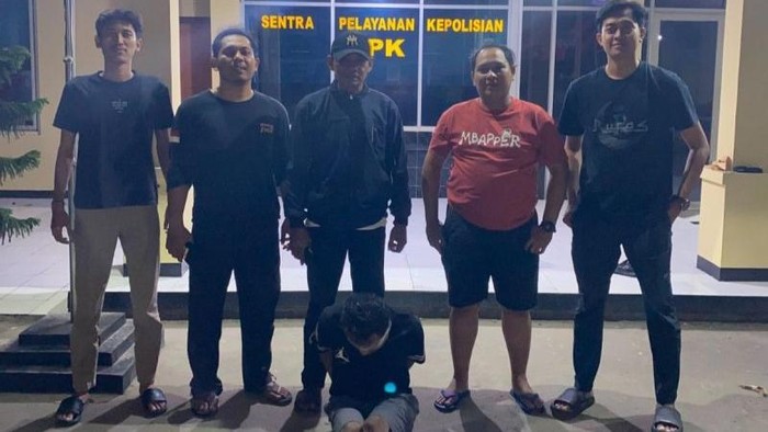 petugas-membawa-terduga-pelaku-pencurian-kendaraan-bermotor-di-mapolsek-sukatani-polres-metro-bekasi-sabtuantarapradita-kurnia-1783793751418_169