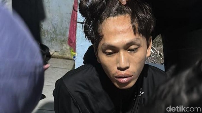 polisi-menangkap-pembunuh-driver-ojol-saat-sedang-tidur-di-base-camp-ojol-di-kawasan-kosambi-kota-tangerang-banten-pelaku-menc-1784026274942_169