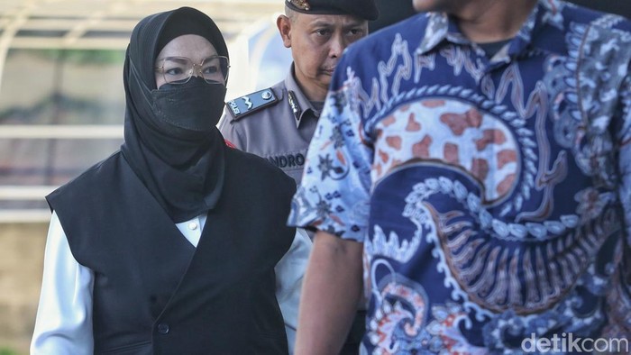 potret-bupati-sukoharjo-tiba-di-gedung-kpk-usai-terjaring-ott-dugaan-pemerasan-1783653099516_169