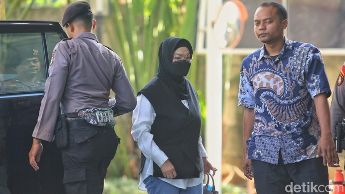 potret-bupati-sukoharjo-tiba-di-gedung-kpk-usai-terjaring-ott-dugaan-pemerasan-1783653099657_169