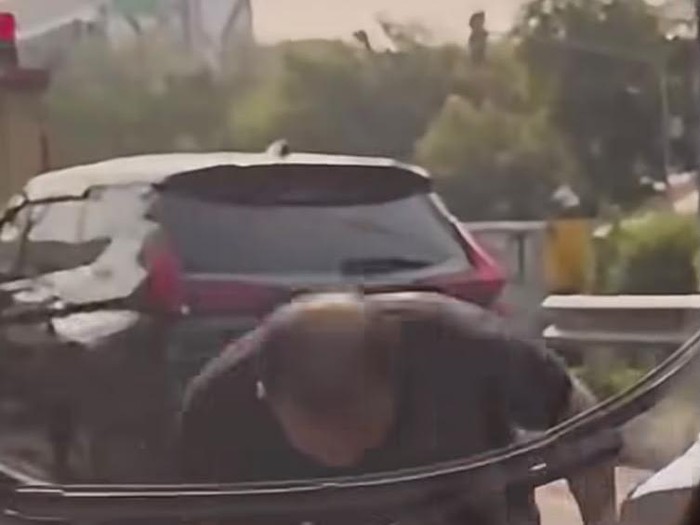 pria-di-jakut-rusak-spion-dan-wiper-mobil-dok-screenshot-1783609992553_43