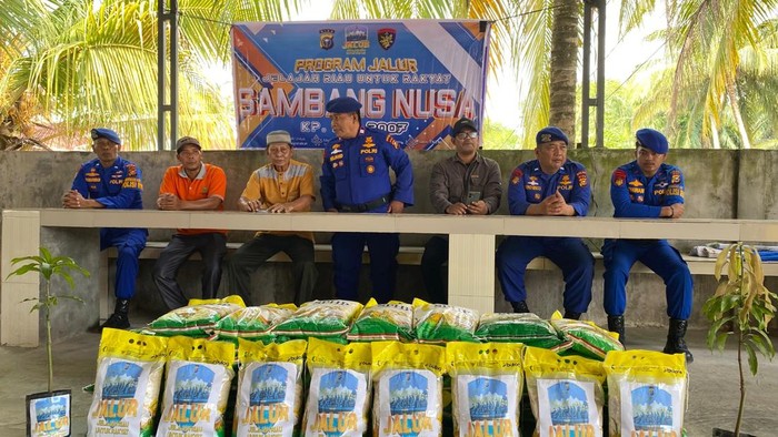 program-jalur-polda-riau-hadir-di-pesisir-dumai-menyalurkan-bansos-dan-menanam-pohon-1783822020884_169