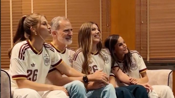 raja-felipe-vi-bersama-anggota-keluarga-kerajaan-turut-nonton-bareng-nobar-spanyol-lolos-final-piala-dunia-2026-1784070787330_169