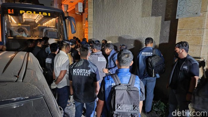 ruko-di-cipete-digeledah-polisi-taufiqdetikcom-1783614193986_169