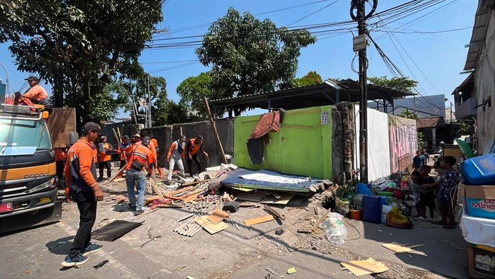 satpol-pp-bongkar-bangunan-di-atas-drainase-dan-trotoar-di-sukaraja-bogor-dok-istimewa-1783653769707_169