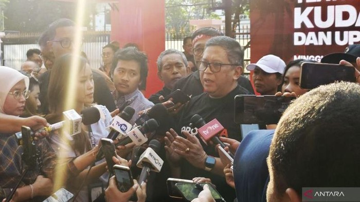 sekretaris-jenderal-pdip-hasto-kristiyanto-tengah-kanan-menjawab-pertanyaan-awak-media-di-gedung-dpp-pdip-jakarta-minggu-26720-1785071093413_169
