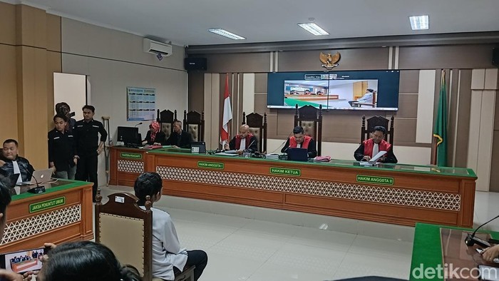suasana-putusan-vonis-kepada-terdakwa-pembunuhan-satu-keluarga-di-indramayu-rabu-872026-1783509564461_169
