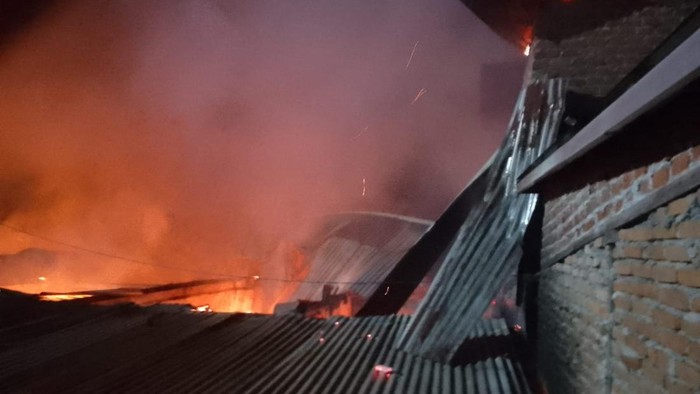Dipolisikan KDRT – Pria Sumsel Bakar Rumah Mertua hingga Hanguskan 10 Rumah