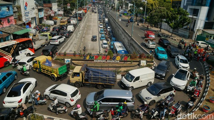tendean-macet-parah-usai-jpo-ditabrak-truk-1784021465356_169
