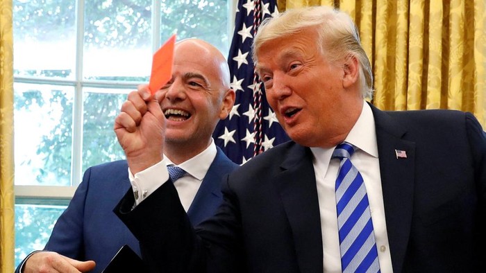 trump-memegang-kartu-merah-saat-bertemu-presiden-fifa-gianni-infantino-di-gedung-putih-tahun-2018-lalu-1783400289590_169