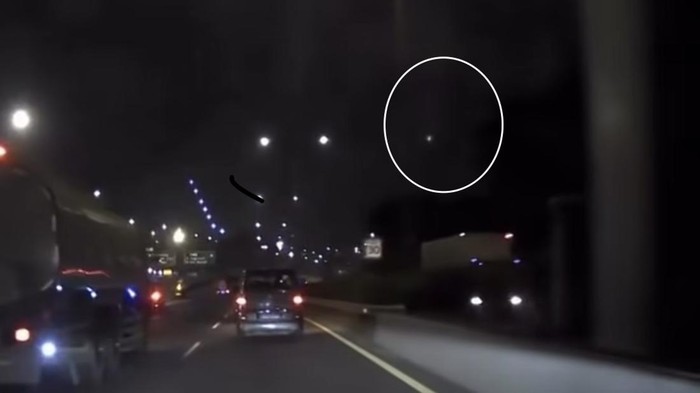 viral-meteor-melintas-di-langit-tol-jorr-1783874104560_169