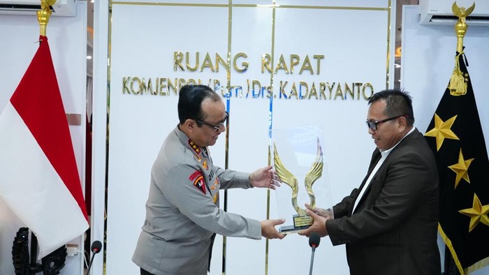 wakapolri-komjen-dedi-prasetyo-menerima-penghargaan-the-visionary-leader-of-national-security-dari-unissula-dok-ist-1783512251771_169