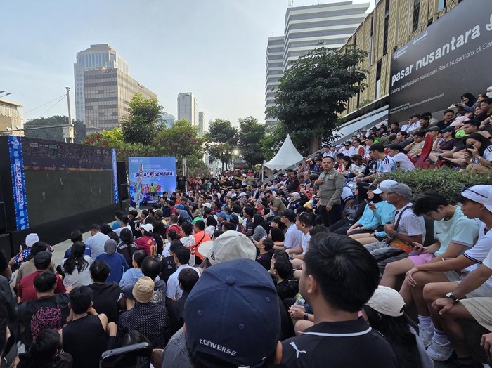 warga-nobar-pertandingan-piala-dunia-di-cfd-sudirman-thamrin-pagi-ini-taufiqdetikcom-1783824927693_43