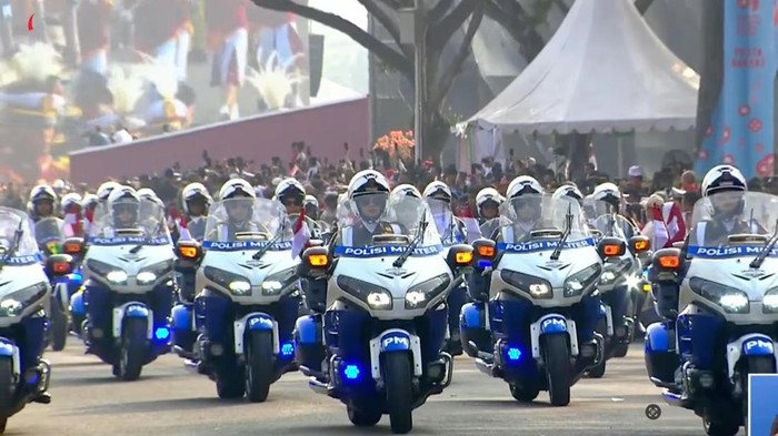 15-srikandi-pasukan-polisi-militer-berada-di-barisan-terdepan-mengawal-kirab-bendera-pusaka-dari-monas-ke-istana-merdeka-1786930530640_169