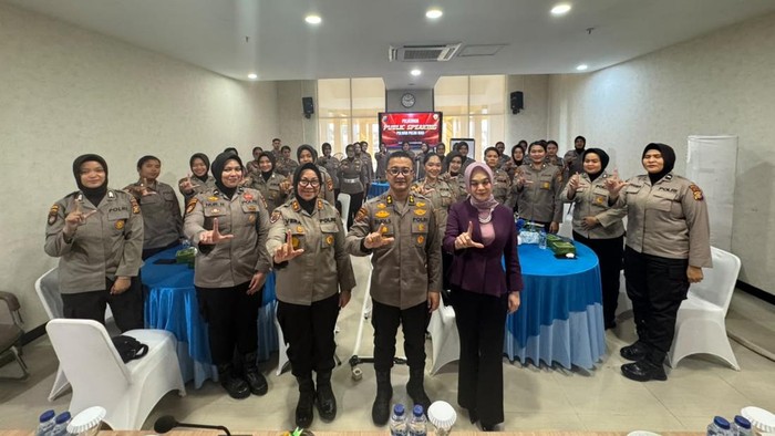 70-polwan-polda-riau-dilatih-untuk-meningkatkan-kemampuan-dalam-public-speaking-dan-negosiasi-1785932631610_169