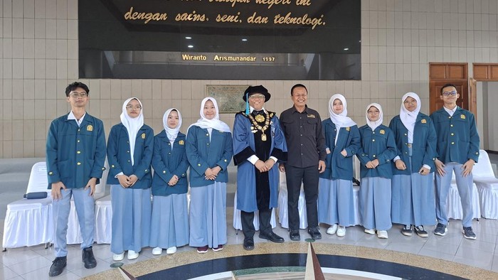 8-alumni-sma-unggulan-ct-arsa-foundation-bersama-rektor-itb-tatacipta-dirgantara-dan-general-manager-ct-arsa-foundation-haeran-1785916574453_169