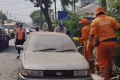 Ditinggal Sepekan di Pinggir Jalan Tebet, Sedan Penuh Debu Ini Dipindah Dishub