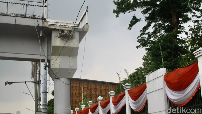 akses-tangga-hilang-jpo-depan-gedung-dpr-kini-tak-bisa-digunakan-1787121319889_169