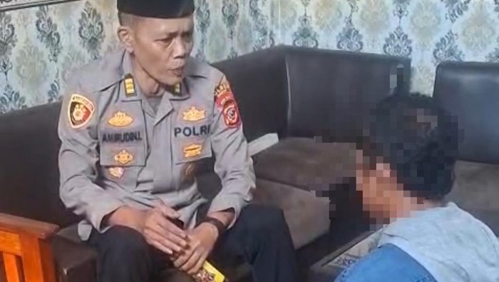 Ciat! Kapolsek di Garut Unjuk ‘Tangan Sakti’ Pecahkan Botol ke Pengedar Miras