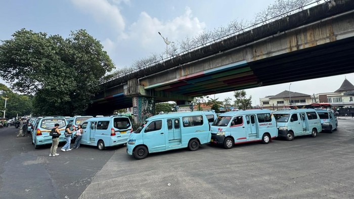 angkot-kosong-ditinggal-oleh-sopirnya-yang-sedang-berdemo-di-balai-kota-adhfar-aulia-syuhadadetikcom-1785990400876_169