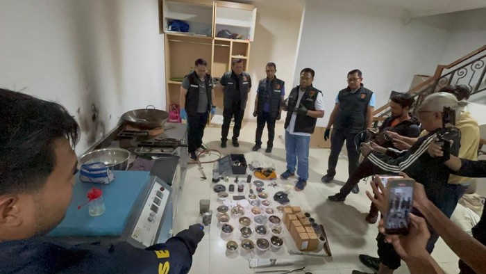 bareskrim-geledah-markas-sindikat-penyelundup-emas-ilegal-di-jakut-dokistimewa-1787056025329_169-1