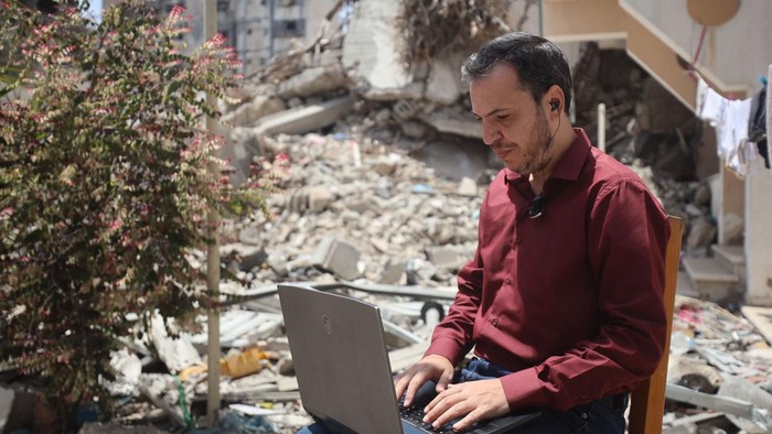 bekerja-dari-tenda-pengungsian-bagaimana-warga-gaza-mencari-nafkah-lewat-internet-1786100727458
