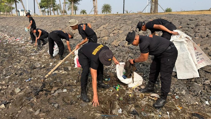 Gerakan ASRI, Brimob Polda Metro Bersihkan Sampah di Pesisir Pantai Kaligaga