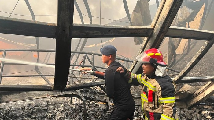 Brimob Polda Metro Bantu Tangani Kebakaran Gudang di Kosambi