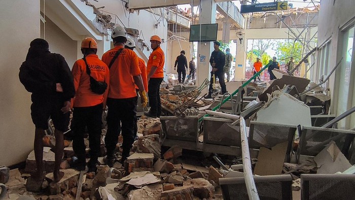dampak-gempa-bumi-di-pelabuhan-laurentius-say-ntt-1786780387244_169
