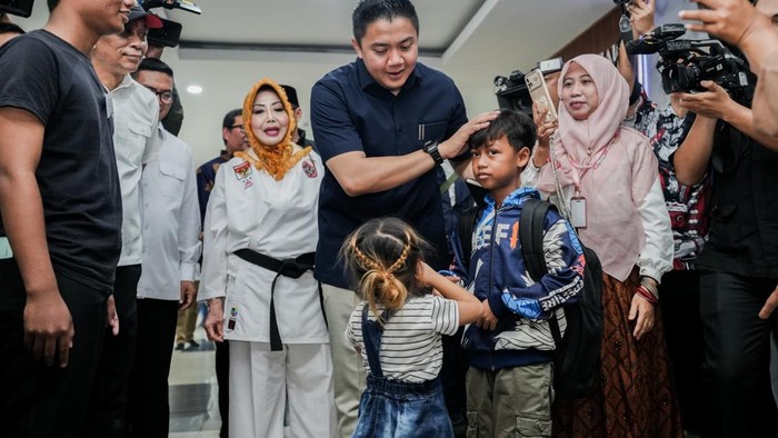 Depan Seskab Teddy, Siswa SR Bacakan Puisi ‘Dari Jalanan Menuju Harapan’