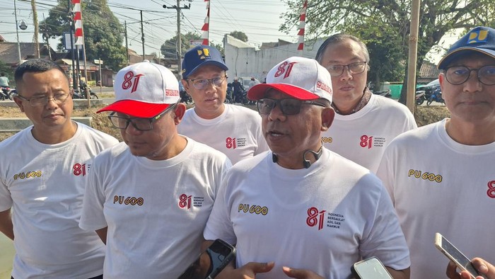 dirjen-sda-kementerian-pu-arnold-aristoteles-paplapna-ritiauw-saat-membuka-acara-gerakan-irigasi-bersih-di-sungai-cibanten-kot-1786073966278_169