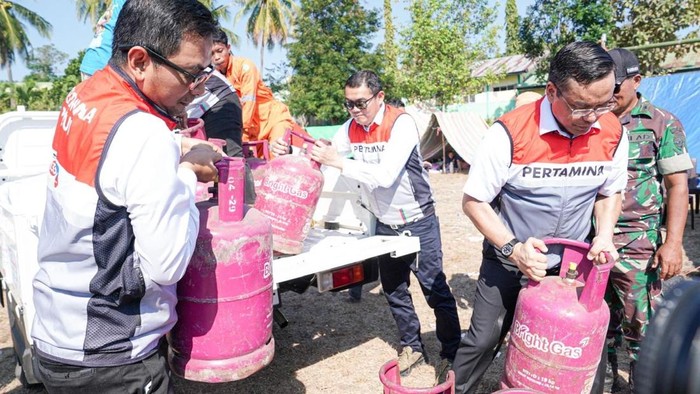 dirut-pertamina-salurkan-bantuan-pimpin-upacara-hut-ke-81-ri-di-flores-1786964992288_169