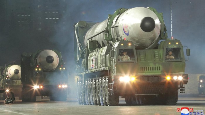 disaksikan-kim-jong-un-korut-pamer-alat-tempur-di-parade-militer-1_169