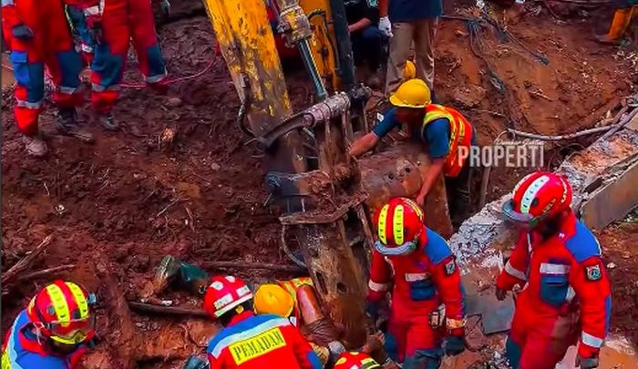 Ngeri 2 Pekerja Proyek Tertimpa Beton Turap Drainase di Jaktim