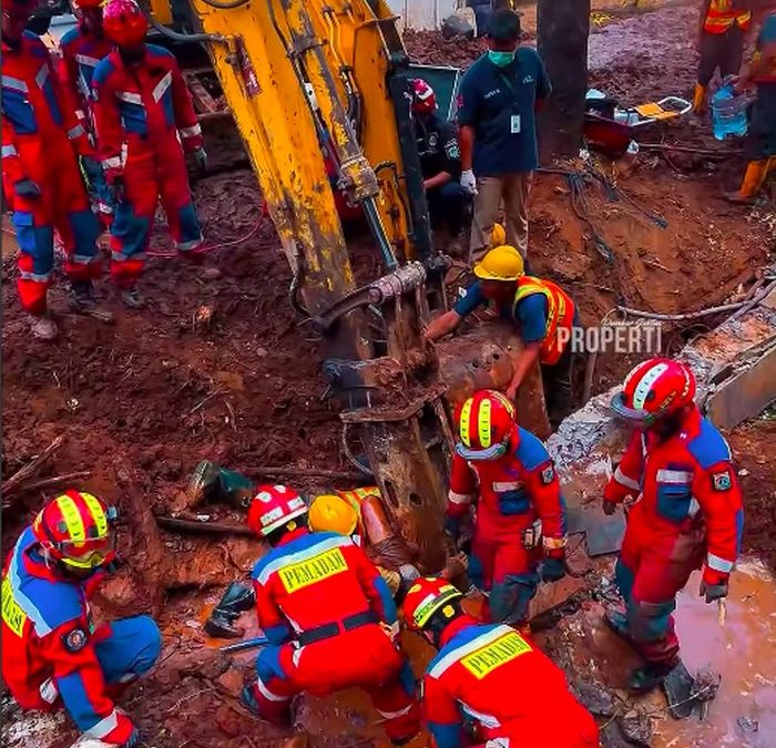 dua-pekerja-proyek-normalisasi-saluran-air-tertimpa-beton-turap-di-jakarta-timur-jaktim-beton-itu-disebut-tiba-tiba-roboh-dan-1786334668781