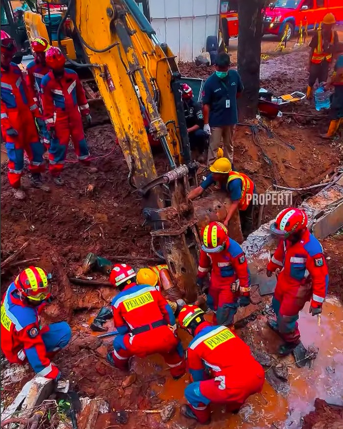 dua-pekerja-proyek-normalisasi-saluran-air-tertimpa-beton-turap-di-jakarta-timur-jaktim-beton-itu-disebut-tiba-tiba-roboh-dan-1786334668781