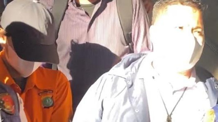 Berbaju Tahanan, 2 Pelaku ‘Hafalan Qur’an Tukar Miras’ Digiring ke Rutan