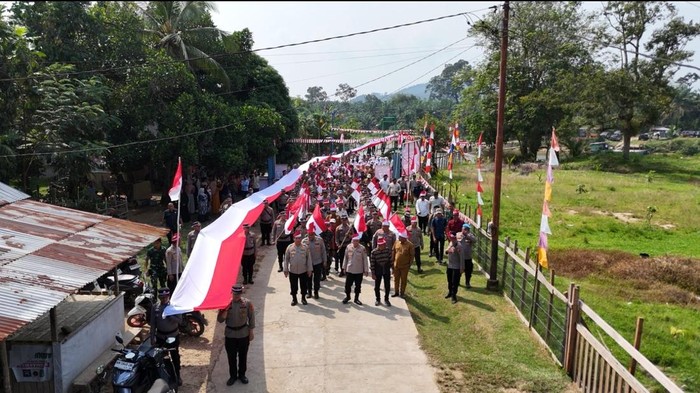 Ekspedisi Merah Putih Polda Riau Kibarkan Bendera 81 Meter di Pesisir Kampar