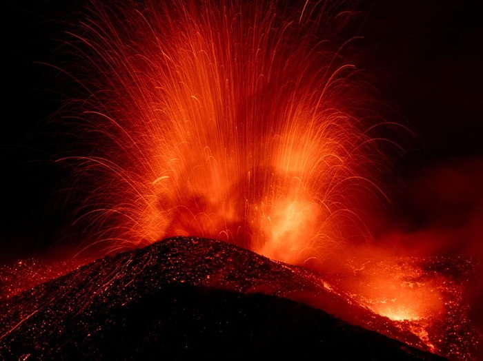 erupsi-etna-memasuki-hari-ketujuh-awan-abu-selimuti-sisilia-1786679277424_43