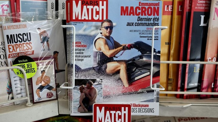 Macron Dikecam Gegara Foto Berlibur Saat Prancis Kebakaran Hutan