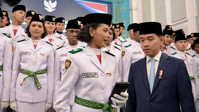 Haru Gladys Paskibraka dari Papua Tengah Video Call Ortu Didampingi Gibran