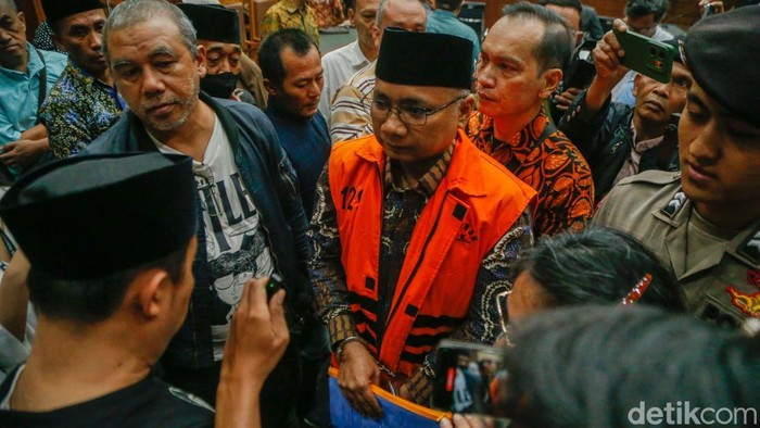 hakim-tolak-permohonan-pengalihan-tahanan-rumah-eks-menag-yaqut-1787045470934_169