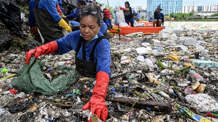 Hujan Lebat Guyur Metro Manila, Sampah Terbawa Arus Penuhi Sungai