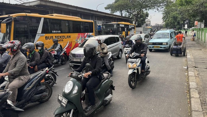 jalanan-di-kawasan-kramat-jati-jakarta-timur-menjadi-sorotan-karena-diduga-menjadi-pemicu-kecelakaan-maut-remaja-berinisial-hh-1787136341287_169