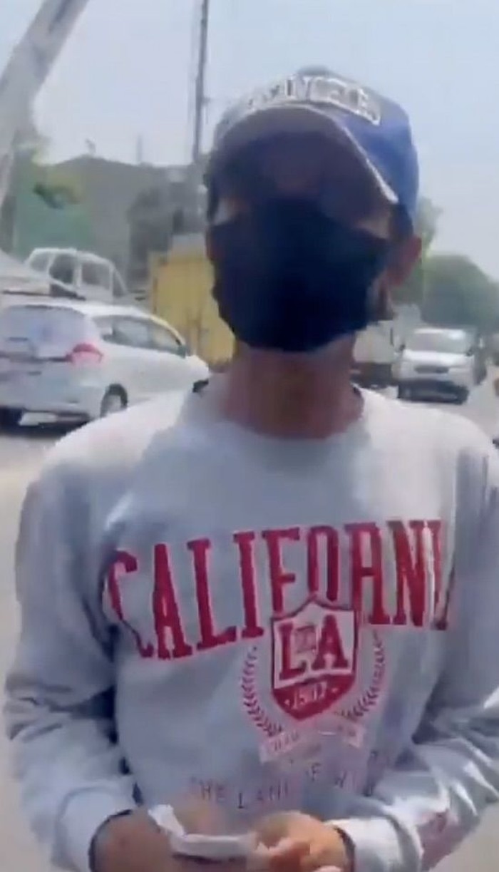 jukir-liar-memaksa-tarif-hingga-ajak-duel-pemotor-di-jalan-jembatan-lima-tambora-jakarta-barat-1786273386183