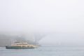 Kabut Tebal Selimuti Feri-feri yang Melintas di Sydney Harbour
